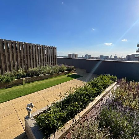Deluxe Double Bed In Shared Apt Near Canary Wharf, City Airport & O2 Arena With Thames View London Eksteriør billede