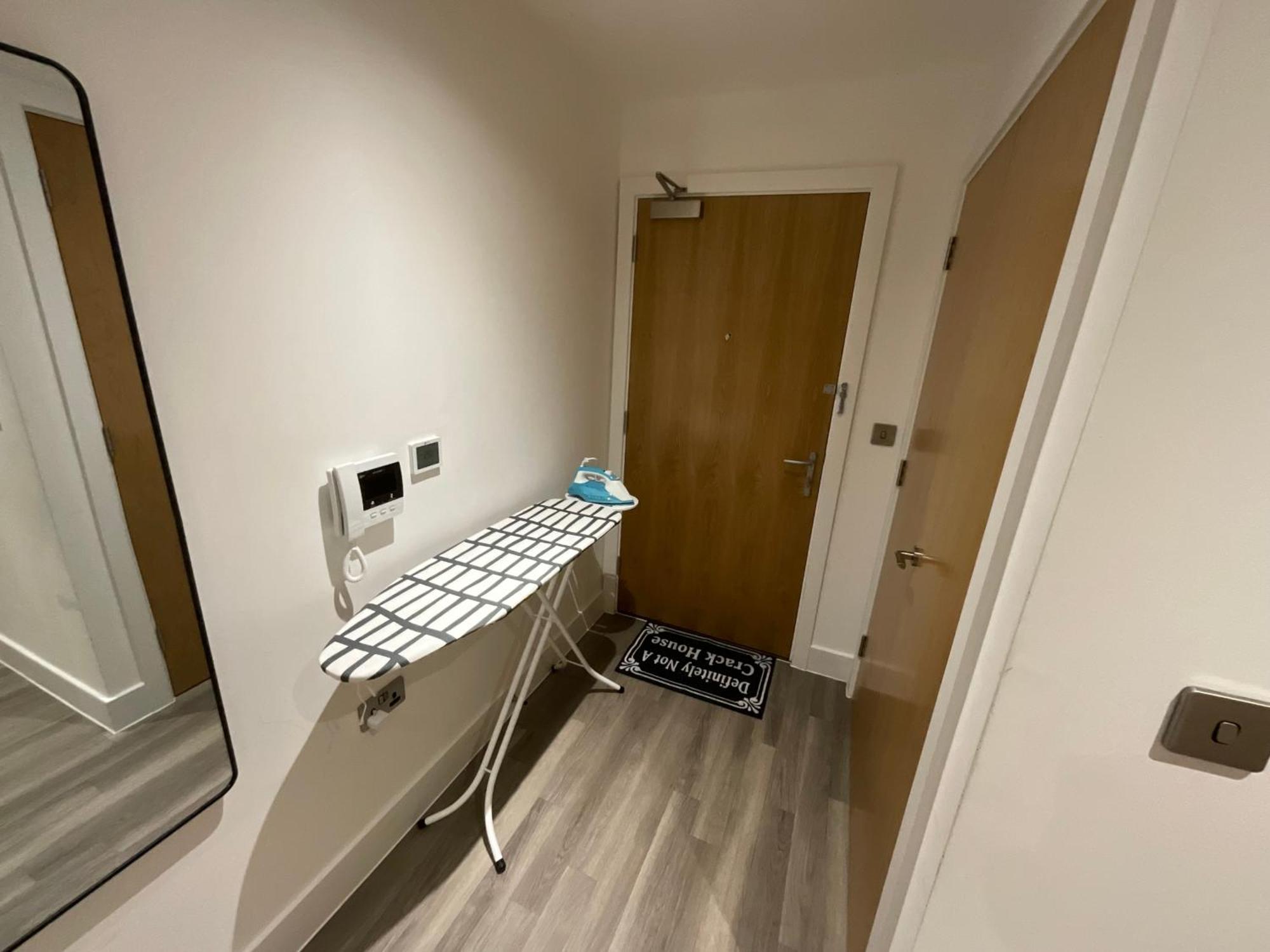 Deluxe Double Bed In Shared Apt Near Canary Wharf, City Airport & O2 Arena With Thames View London Eksteriør billede