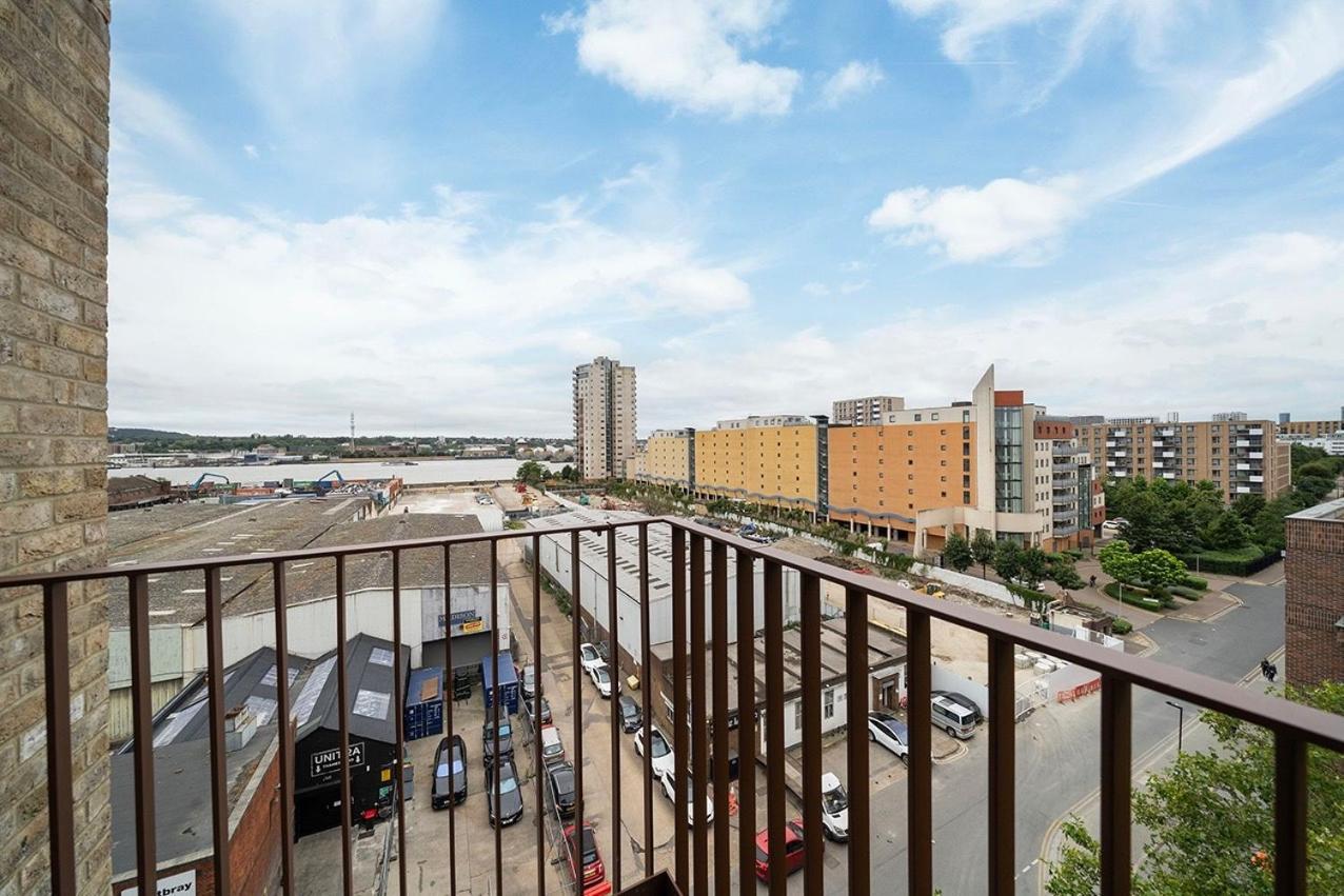 Deluxe Double Bed In Shared Apt Near Canary Wharf, City Airport & O2 Arena With Thames View London Eksteriør billede