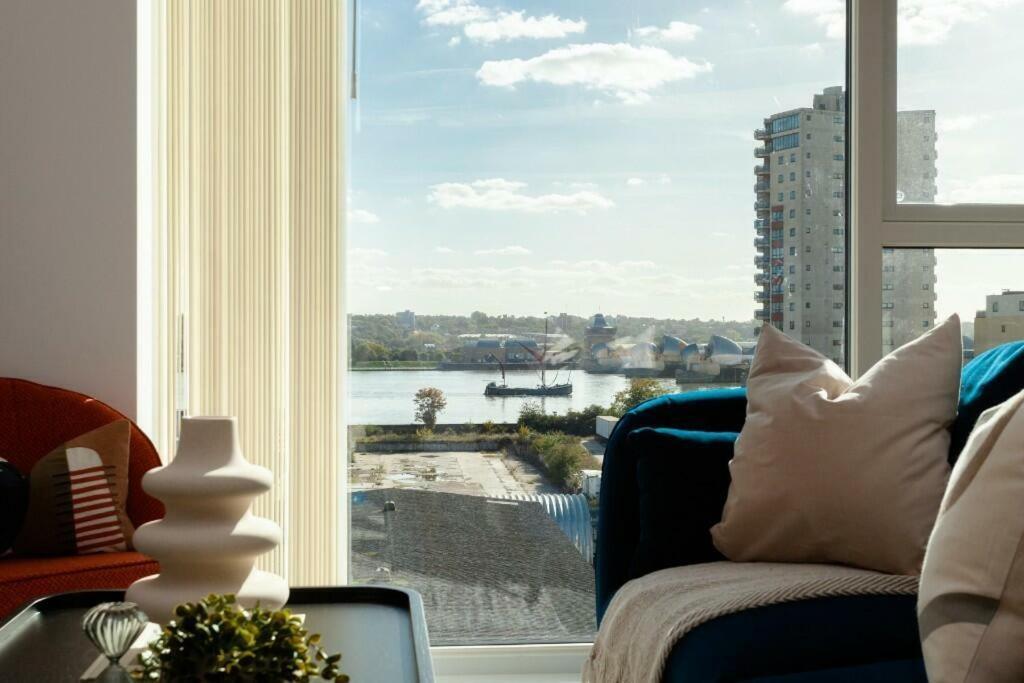 Deluxe Double Bed In Shared Apt Near Canary Wharf, City Airport & O2 Arena With Thames View London Eksteriør billede