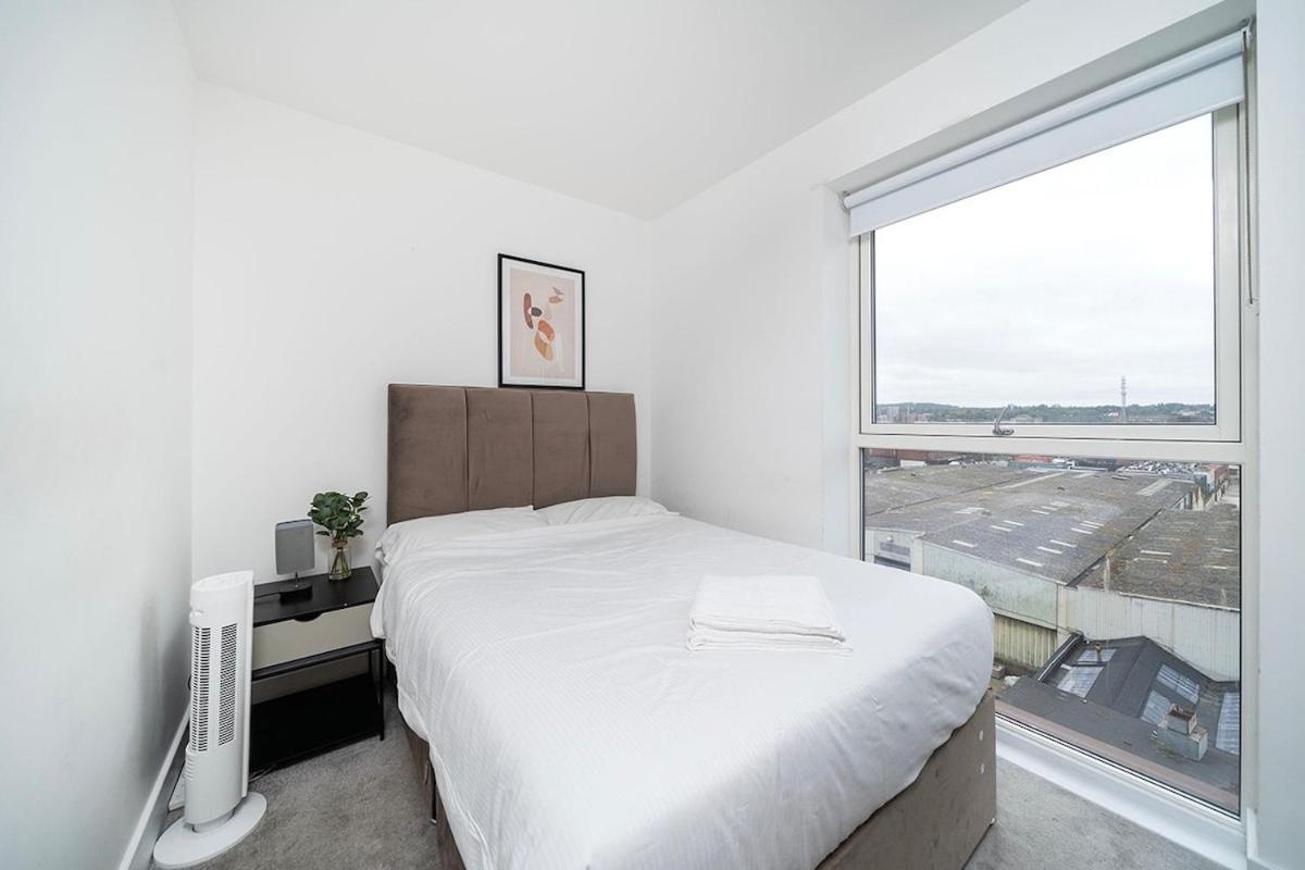 Deluxe Double Bed In Shared Apt Near Canary Wharf, City Airport & O2 Arena With Thames View London Eksteriør billede