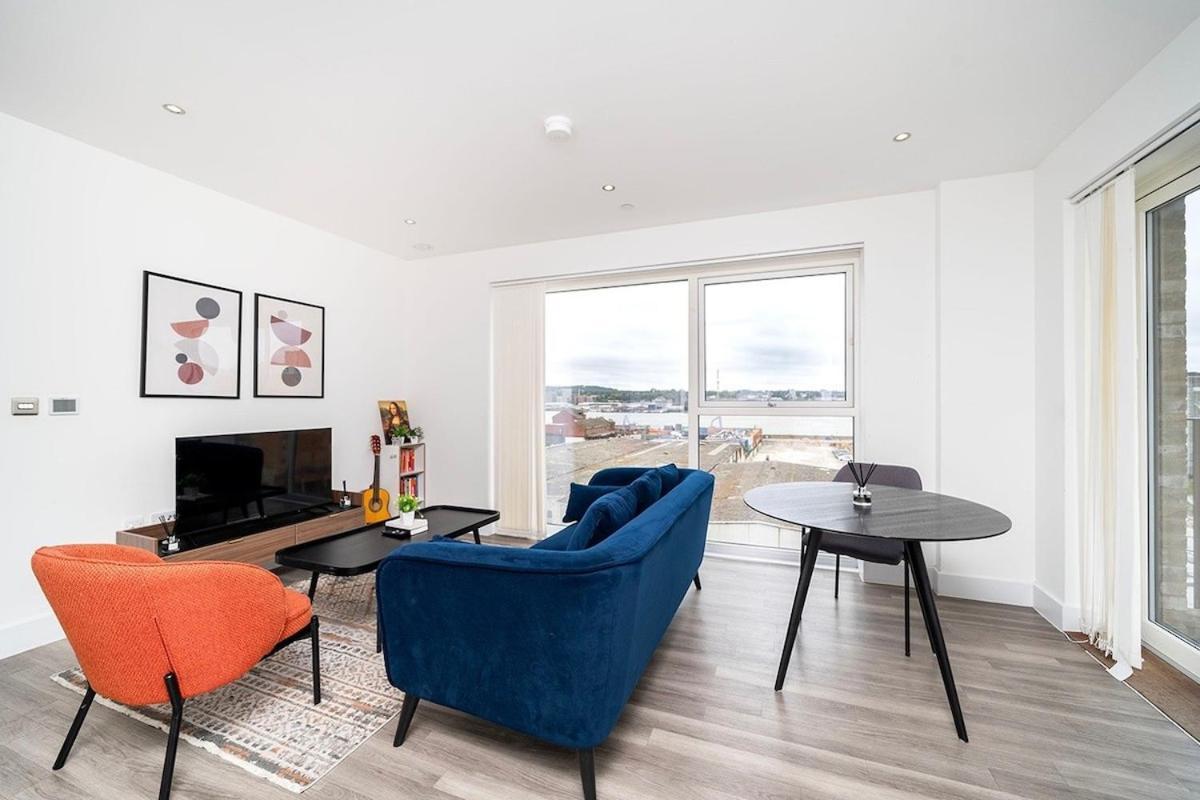 Deluxe Double Bed In Shared Apt Near Canary Wharf, City Airport & O2 Arena With Thames View London Eksteriør billede