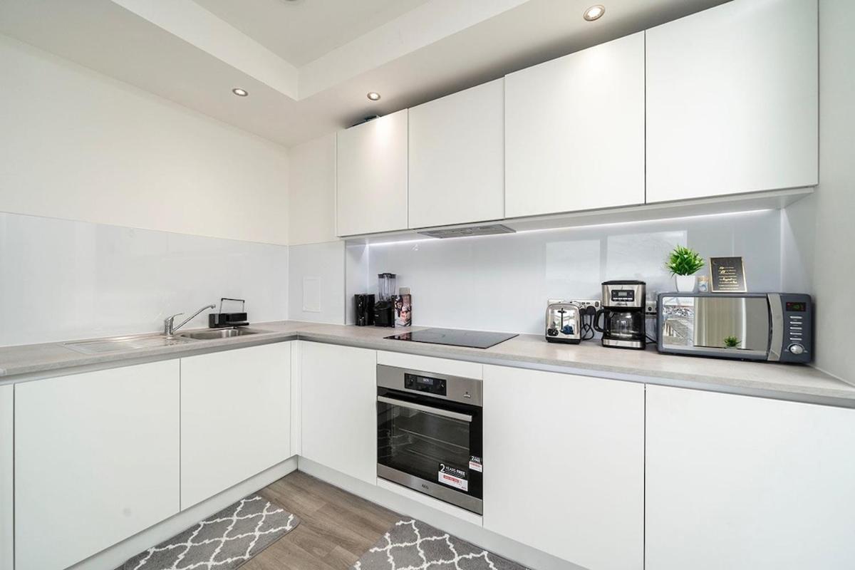 Deluxe Double Bed In Shared Apt Near Canary Wharf, City Airport & O2 Arena With Thames View London Eksteriør billede