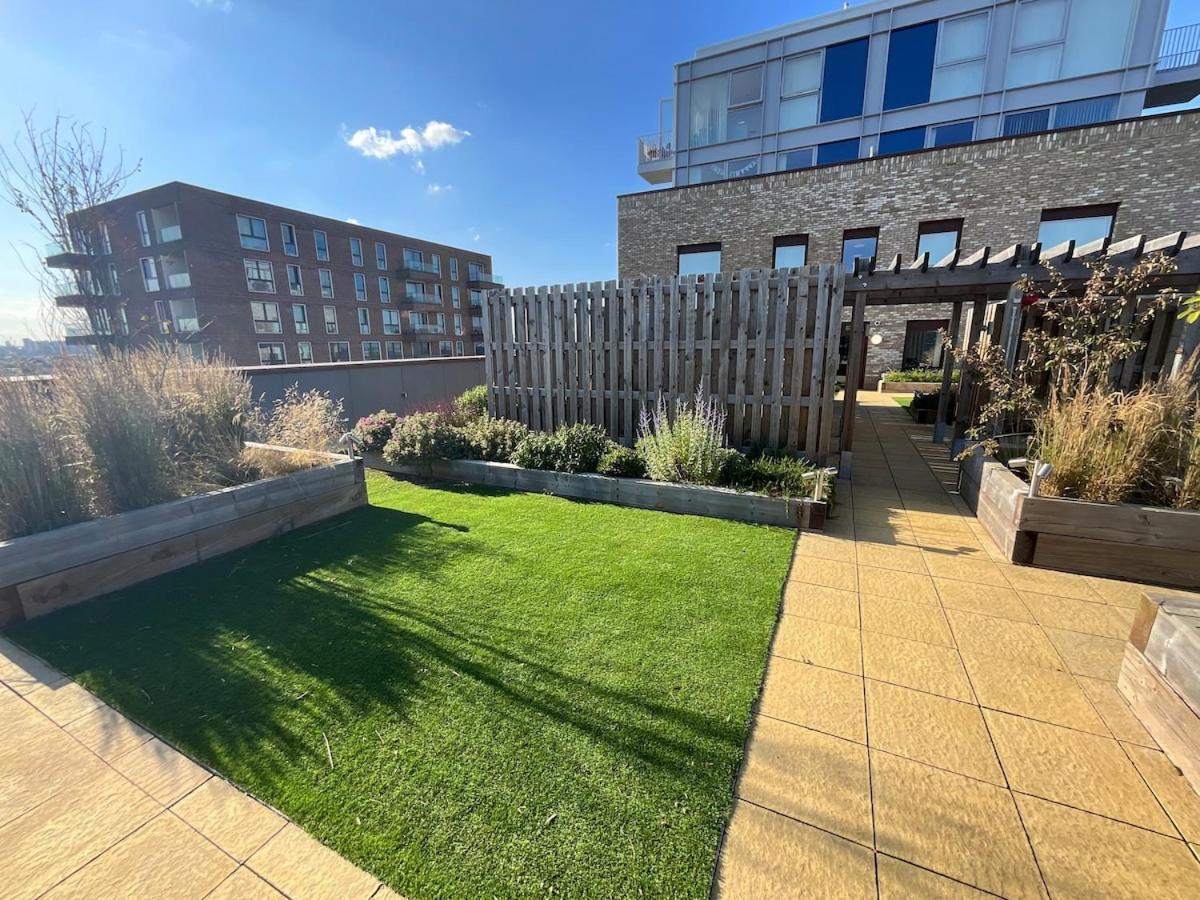 Deluxe Double Bed In Shared Apt Near Canary Wharf, City Airport & O2 Arena With Thames View London Eksteriør billede